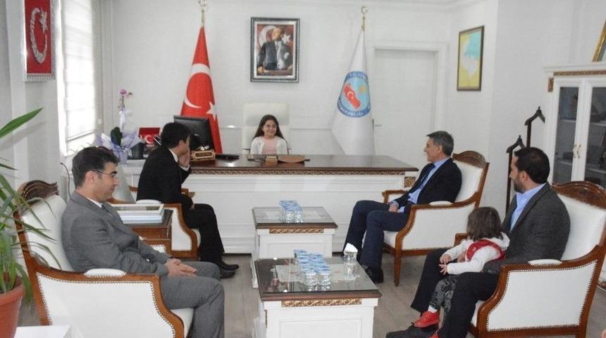 Kaymakam &Ouml;zkan, Makamını &Ouml;ğrenciye Devretti