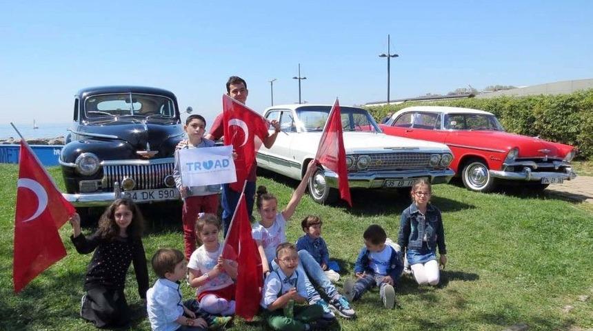 İstanbul Klasik Otomobilciler Derneği&rsquo;nden 23 Nisan Konvoyu