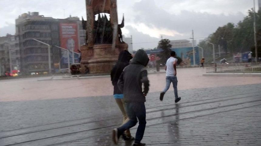 Taksim&rsquo;de Sağanak Yağış Etkisini G&ouml;steriyor