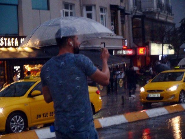 Taksim’de Sağanak Yağış Etkisini Gösteriyor