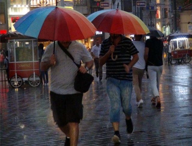 Taksim’de Sağanak Yağış Etkisini Gösteriyor