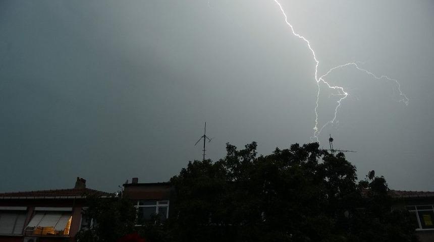 Şimşekler G&ouml;ky&uuml;z&uuml; Aydınlattı