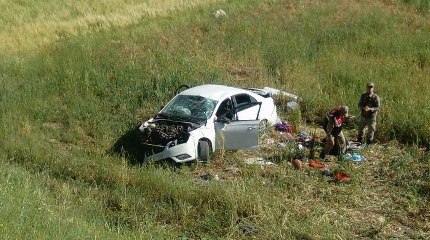 Otomobil Tarlaya U&ccedil;tu: 1 &Ouml;l&uuml;, 3 Yaralı