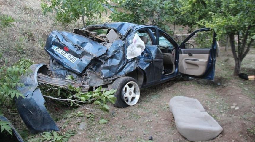 Otomobil Bah&ccedil;eye U&ccedil;tu, Yaralı Arkadaşını Bırakıp Ka&ccedil;tı