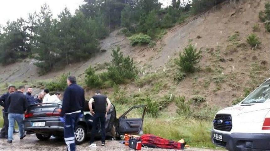 Otomobil İle Kamyon &Ccedil;arpıştı: 1 &Ouml;l&uuml;, 6 Yaralı