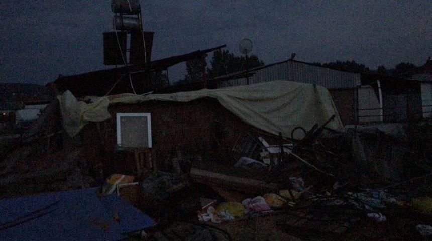 Fırtına Samanlık &Ccedil;atısını Ve Duvarını Yıktı