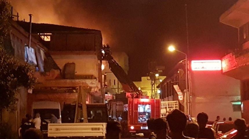 D&uuml;ğ&uuml;nde Patlatılan Havai Fişek Yangına Sebep Oldu