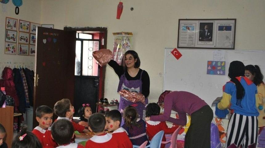 &Uuml;niversite &Ouml;ğrencilerinin Giysi Kampanyası B&uuml;y&uuml;k İlgi G&ouml;rd&uuml;