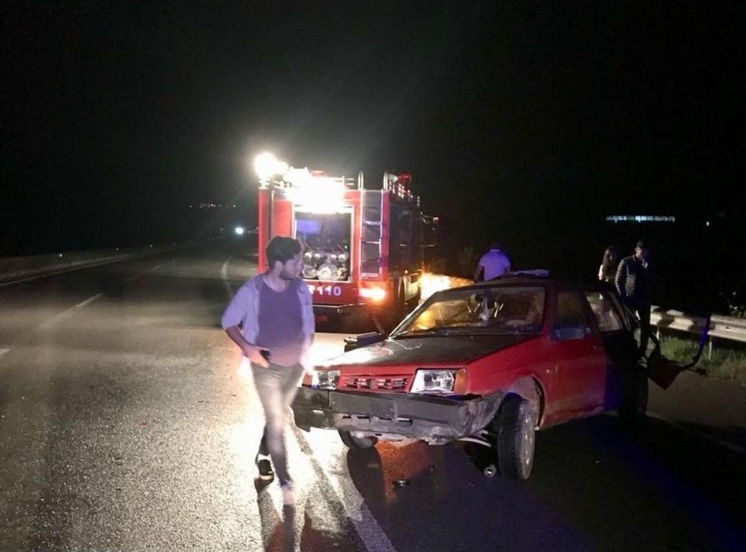 İki Otomobil &Ccedil;arpıştı : 10 Yaralı