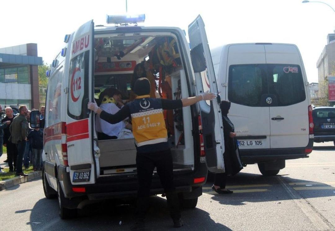 Minib&uuml;s Dolmuşa &Ccedil;arptı: 13 Yaralı