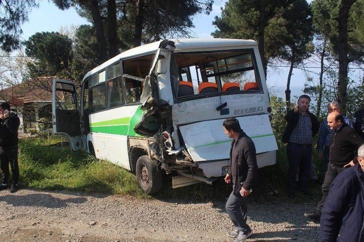 Minibüs Dolmuşa Çarptı: 13 Yaralı G1