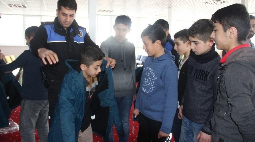 Hakkari Polisinden &Ouml;ğrencilere Giyim Yardımı