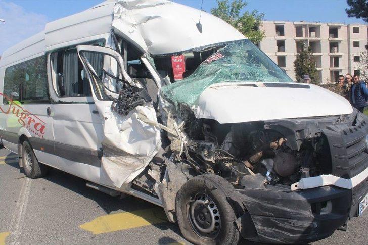 Minibüs Dolmuşa Çarptı: 13 Yaralı G2