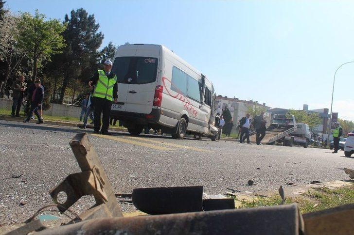 Minibüs Dolmuşa Çarptı: 13 Yaralı G4