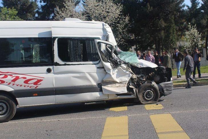 Minibüs Dolmuşa Çarptı: 13 Yaralı G5