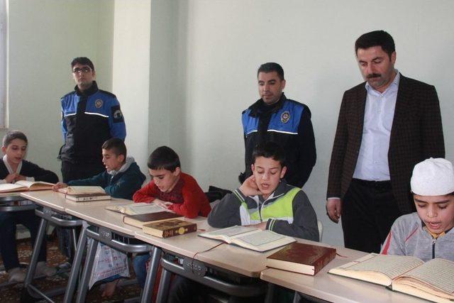 Hakkari Polisinden Öğrencilere Giyim Yardımı