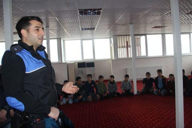 Hakkari Polisinden Öğrencilere Giyim Yardımı