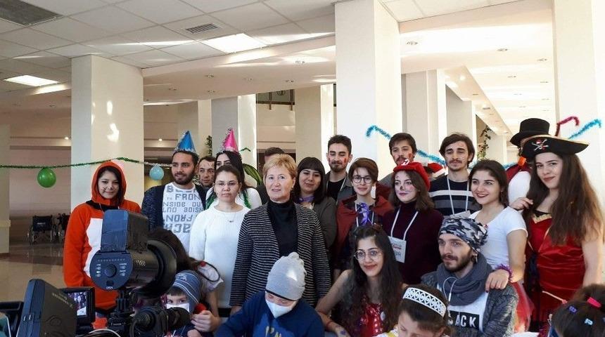 Onkoloji Merkezi’nde Tedavi Gören Çocuklara Yeni Yıl Etkinliği