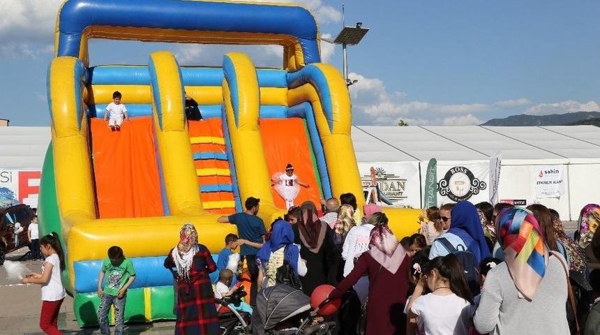 Kent Meydanında &Ccedil;ocuklara &Uuml;cretsiz Oyun Ş&ouml;leni