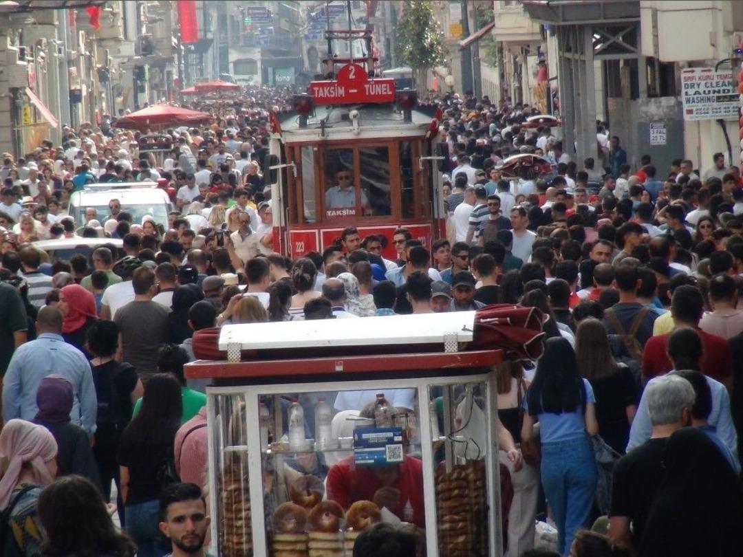 (&ouml;zel) İstiklal Caddesi&rsquo;ne Bayram Akını