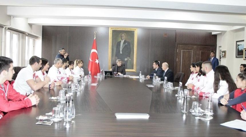 Milli Sporcular &Ouml;d&uuml;llendirildi