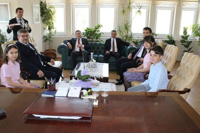 Kaymakam Olunca Memur Babasını Makamına &Ccedil;ağırdı 1