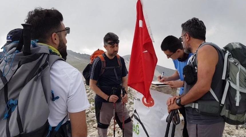 Uludağ&rsquo;ın Zirvesinde Y&uuml;r&uuml;y&uuml;ş Yapan Dağcıların Kamerasına Yavru Ayılar Takıldı