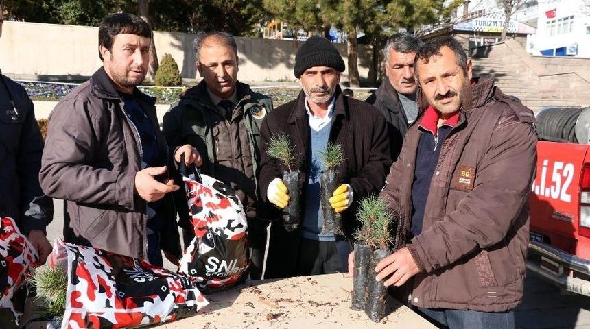 Yozgat&rsquo;ta Yılbaşı &Ouml;ncesi Bin Fidan Dağıtıldı