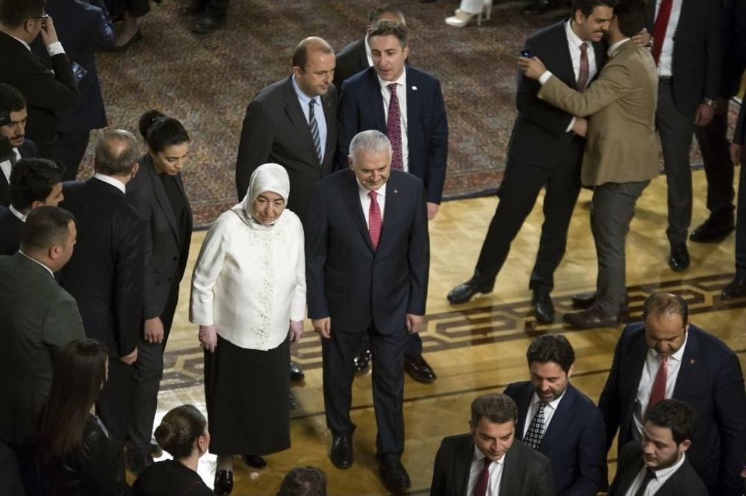 Başbakan Yıldırım, Abdullah G&uuml;l&rsquo;&uuml;n Aday Olacağı İddialarının Sorulması &Uuml;zerine, "bunu Abdullah Beye Sormak Daha Doğru Olur"dedi