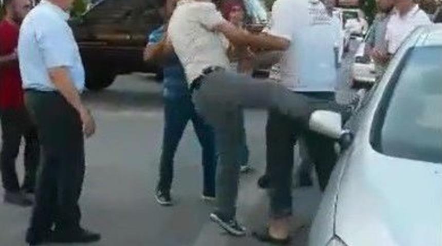 Yaralı Yeğenini Bıraktı Etrafa Saldırdı