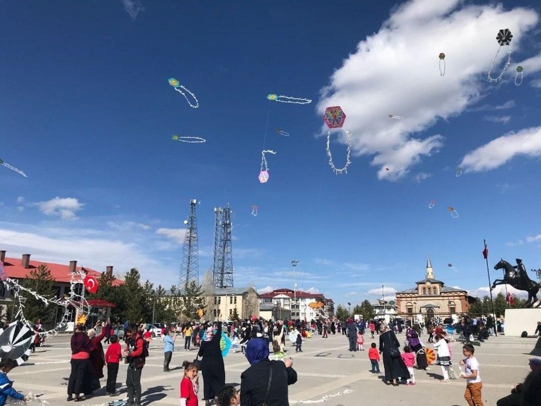 U&ccedil;urtmalar 23 Nisan&rsquo;da Sarıkamış Semalarını S&uuml;sledi