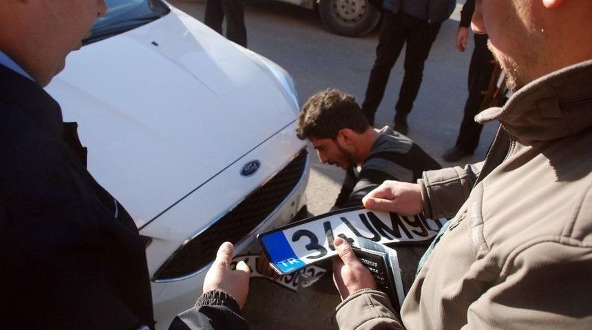 İkiz Plakalı Otomobiller Karşılıklı Park Edilince Polisi Alarma Ge&ccedil;irdi