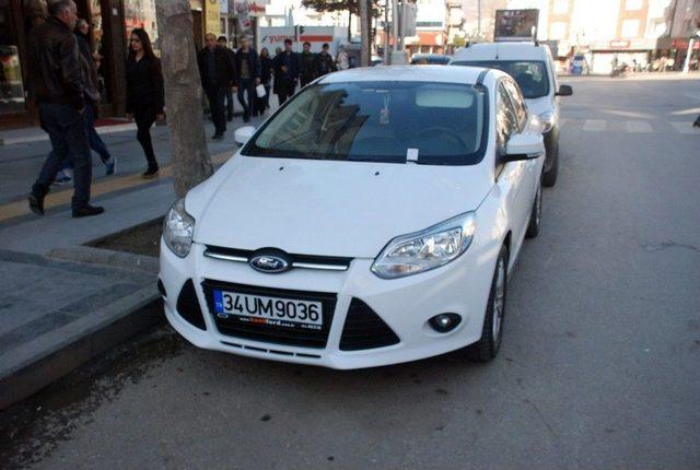 İkiz Plakalı Otomobiller Karşılıklı Park Edilince Polisi Alarma Geçirdi