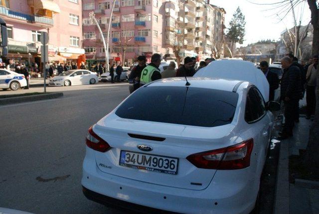 İkiz Plakalı Otomobiller Karşılıklı Park Edilince Polisi Alarma Geçirdi