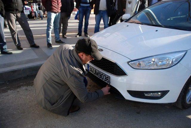 İkiz Plakalı Otomobiller Karşılıklı Park Edilince Polisi Alarma Geçirdi