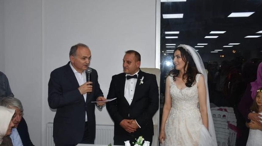 Bakan &Ouml;zl&uuml;, D&uuml;zce&rsquo;de Nikah Şahidi Oldu