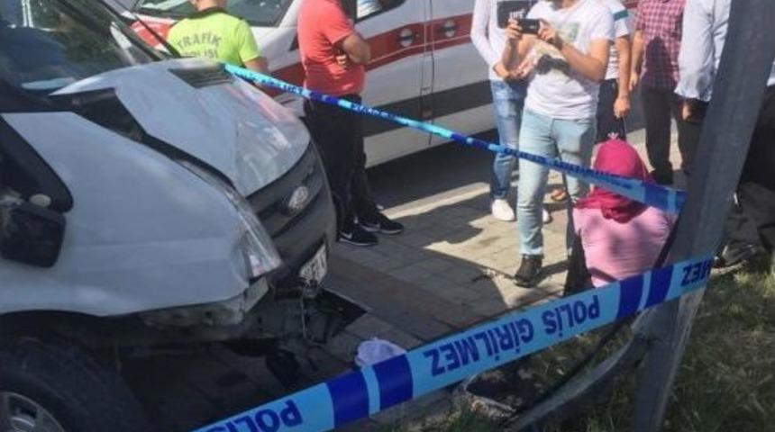 (&ouml;zel) İstanbul&rsquo;da Kontrolden &Ccedil;ıkan Minib&uuml;s Gen&ccedil; Kızı Ezdi