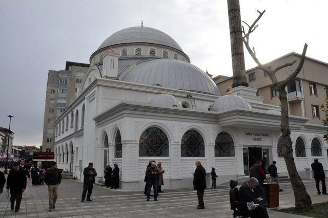 Çekmeköy’de Yusuf Cebir Camii Önü Meydanı Açıldı