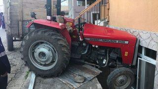 Freni Tutmayan Traktör Eve Daldı