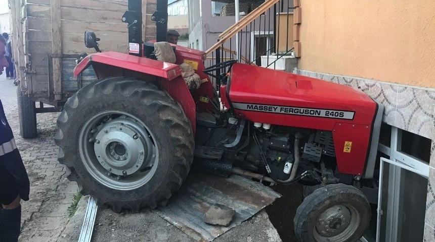 Freni Tutmayan Traktör Eve Daldı