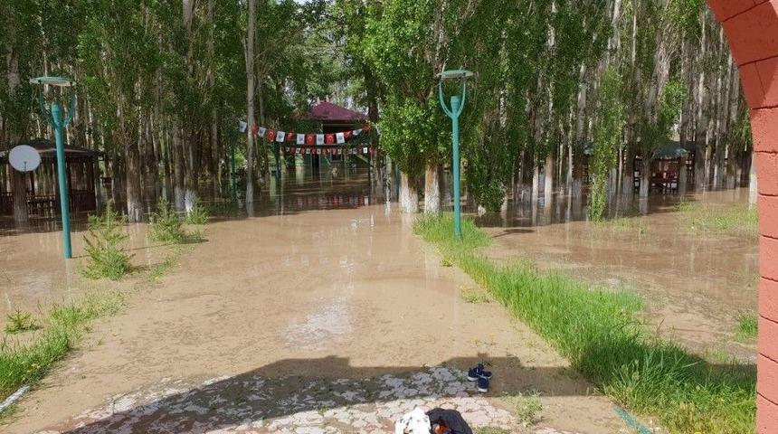 Ağrı&rsquo;da Sel Beton Duvarı Yıktı