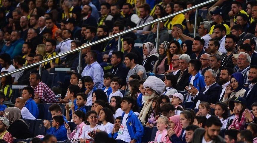 &Ccedil;ocuklar Trib&uuml;nde Yerini Aldı