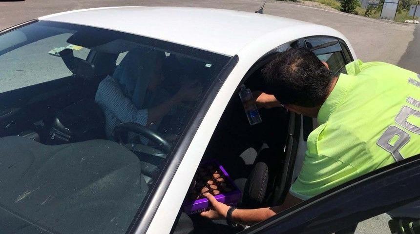 S&uuml;r&uuml;c&uuml;lere Ceza Yerine &Ccedil;ikolata İkram Edildi