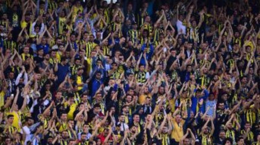 Trib&uuml;nlerden &lsquo;şenol G&uuml;neş &Ouml;lmedi Kalbimizde Yaşıyor&rsquo; Sesleri