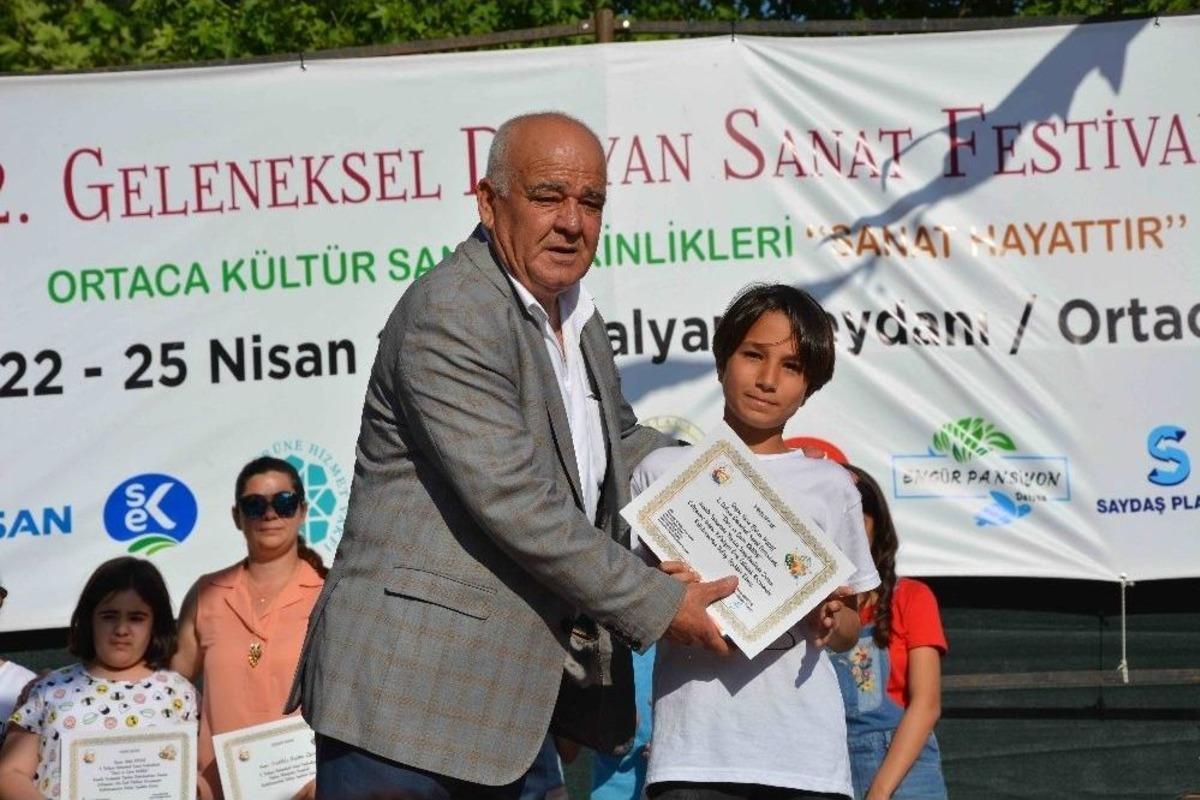 Geleceğin Sanat&ccedil;ıları &Ouml;d&uuml;llendirildi