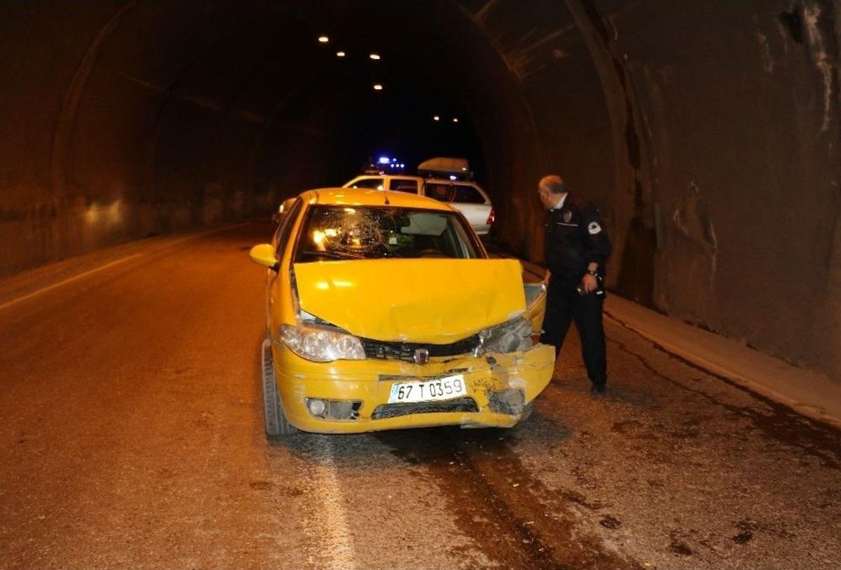 T&uuml;nelde Kafa Kafaya &Ccedil;arpıştılar: 4&rsquo;&uuml; &Ccedil;ocuk 9 Yaralı