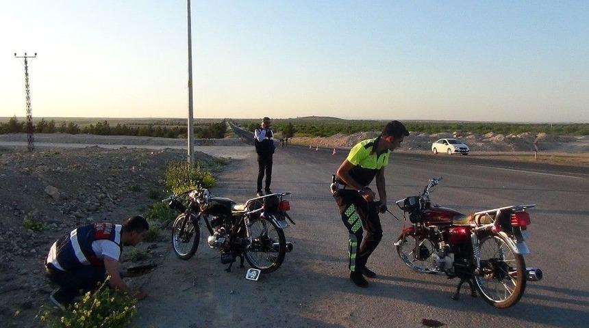 Motosikletler Tıra &Ccedil;arptı: 1 &Ouml;l&uuml;, 3 Yaralı