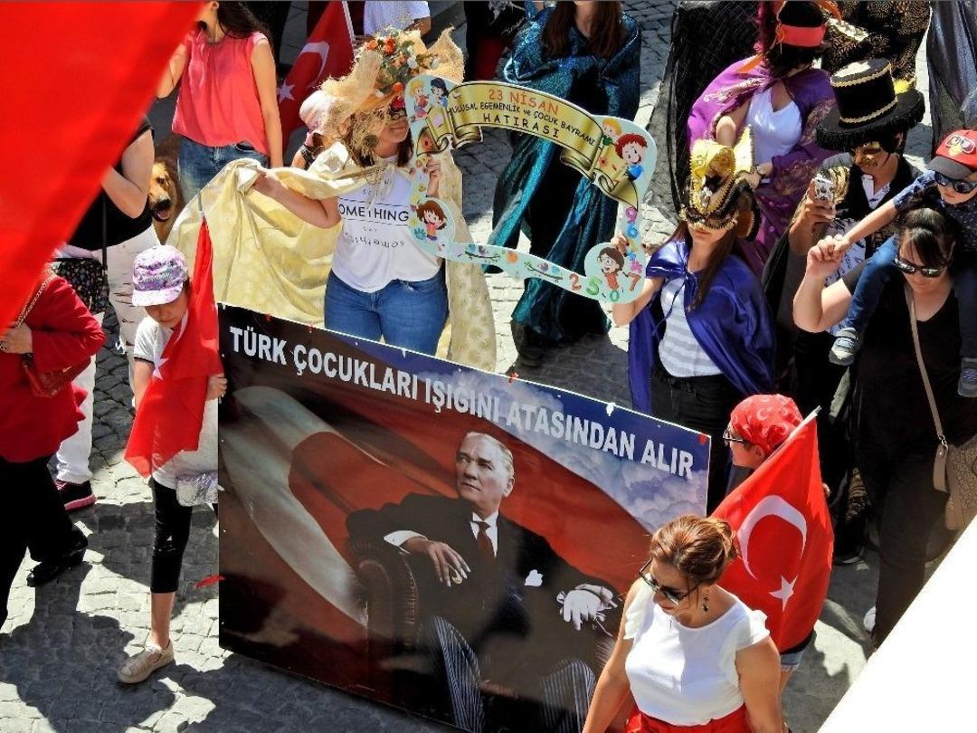 &Ccedil;eşme&rsquo;de 23 Nisan Karnaval Havasında Kutlandı