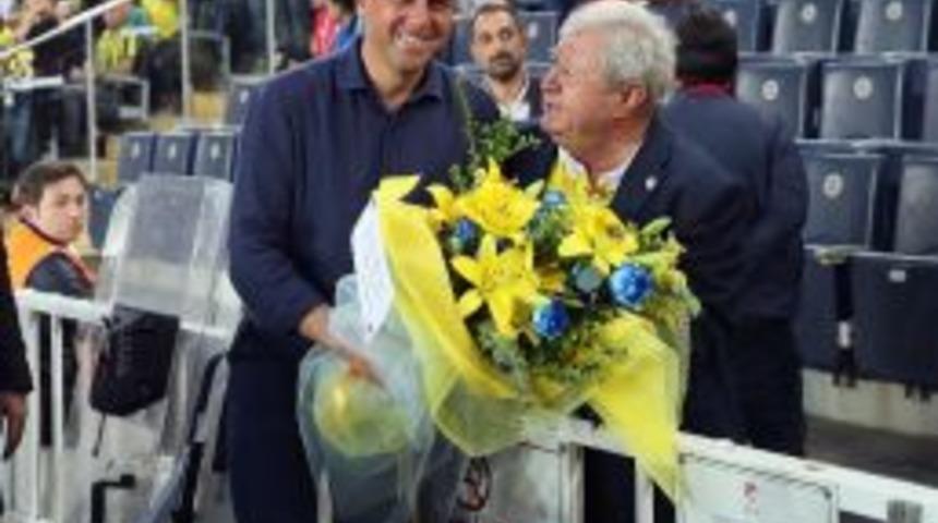 Taraftardan Hamza Hamzaoğlu&rsquo;na &Ccedil;i&ccedil;ek