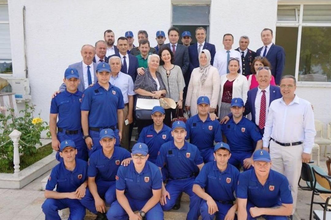 Ayvalık&rsquo;ta Polis, Yaşlı, Hasta, Yaşlı Ve Kamu Personeliyle Anlamlı Bayramlaşma